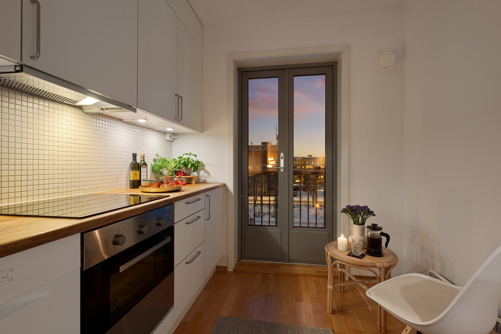 Det er plass til frittstående kjøleskap samt godt med skap- og benkeplass. Galleribilde