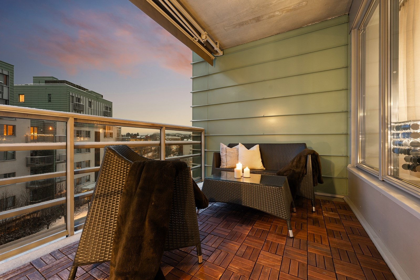 Balkongen er overbygget, noe som gir ekstra bruksmuligheter også på regnværsdager. Det er montert markise ved behov for solskjerming samt utendørs stikkontakt. Galleribilde