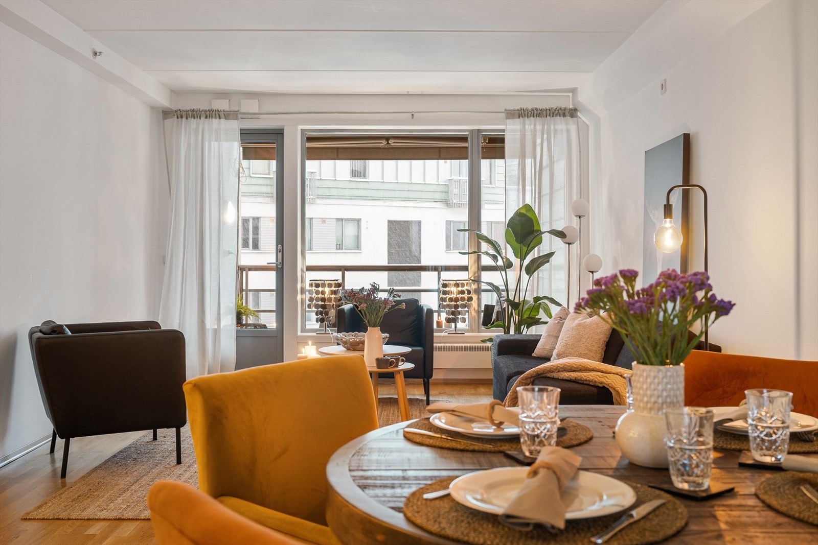 Stuen er malt i behagelige fargetoner og blir varmet opp via panelovner. Galleribilde