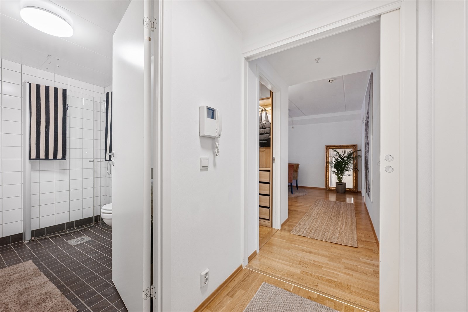 Baderommet ligger i praktisk tilknytning til entréen. Galleribilde