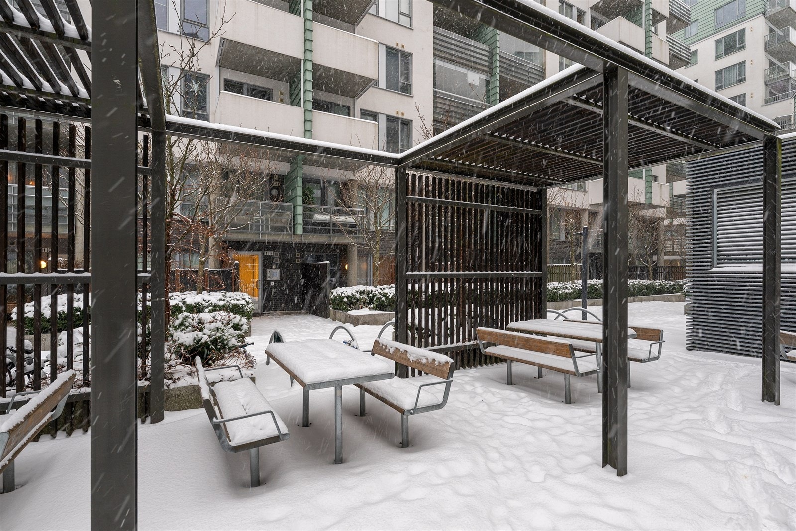 Her er det rikelig med sittegrupper som kan benyttes helårs! Galleribilde