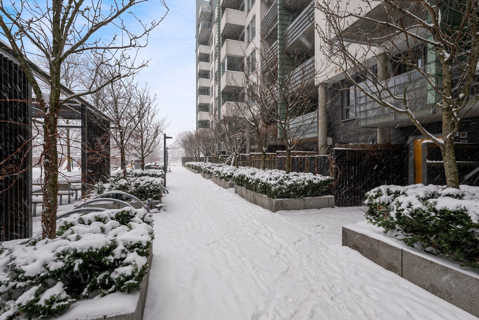 Pent opparbeidet med beplantning og frodige grøntarealer på sommerstid. Galleribilde