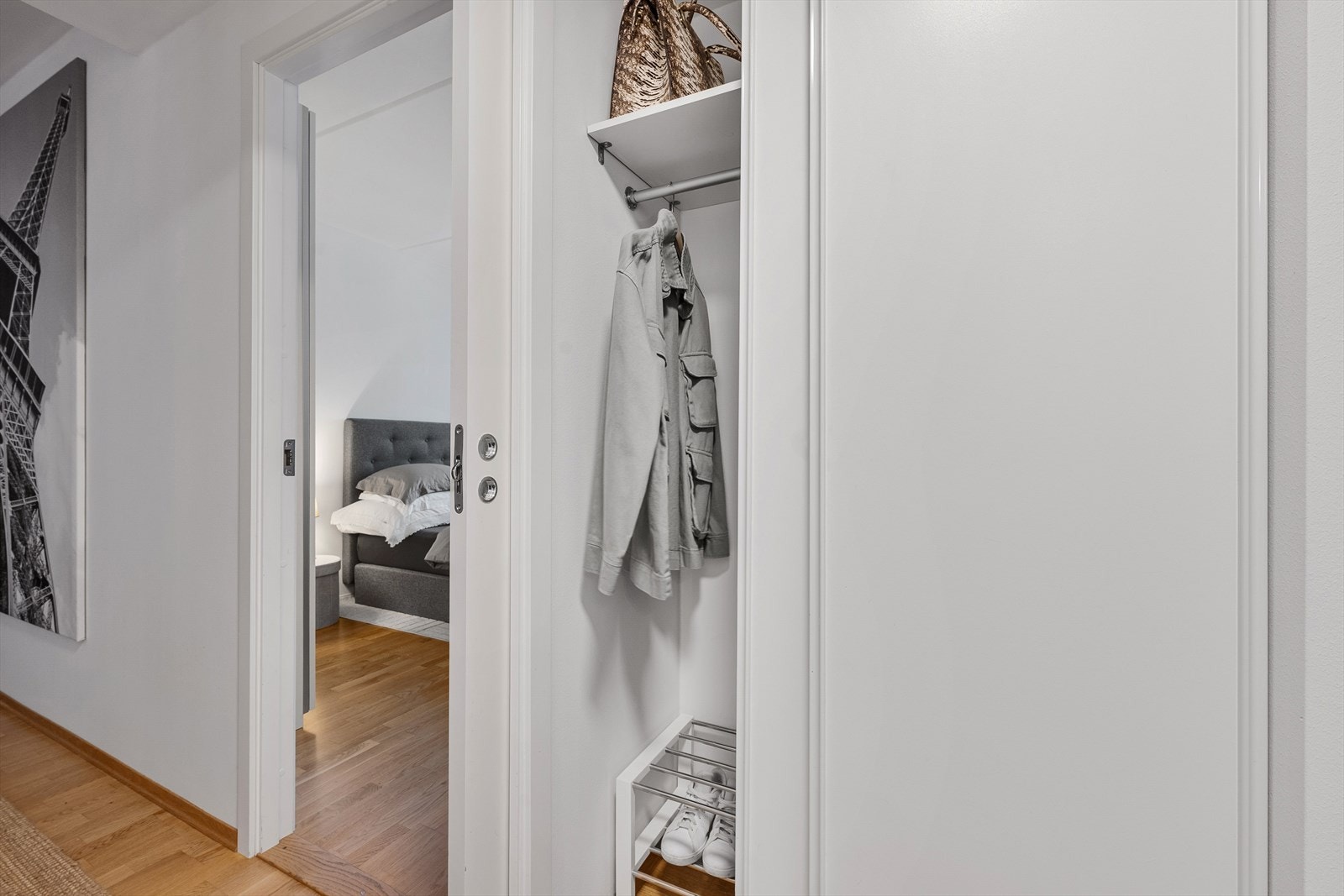 Romslig skyvedørsgarderobe i entré for å henge fra seg yttertøy og sko. Galleribilde