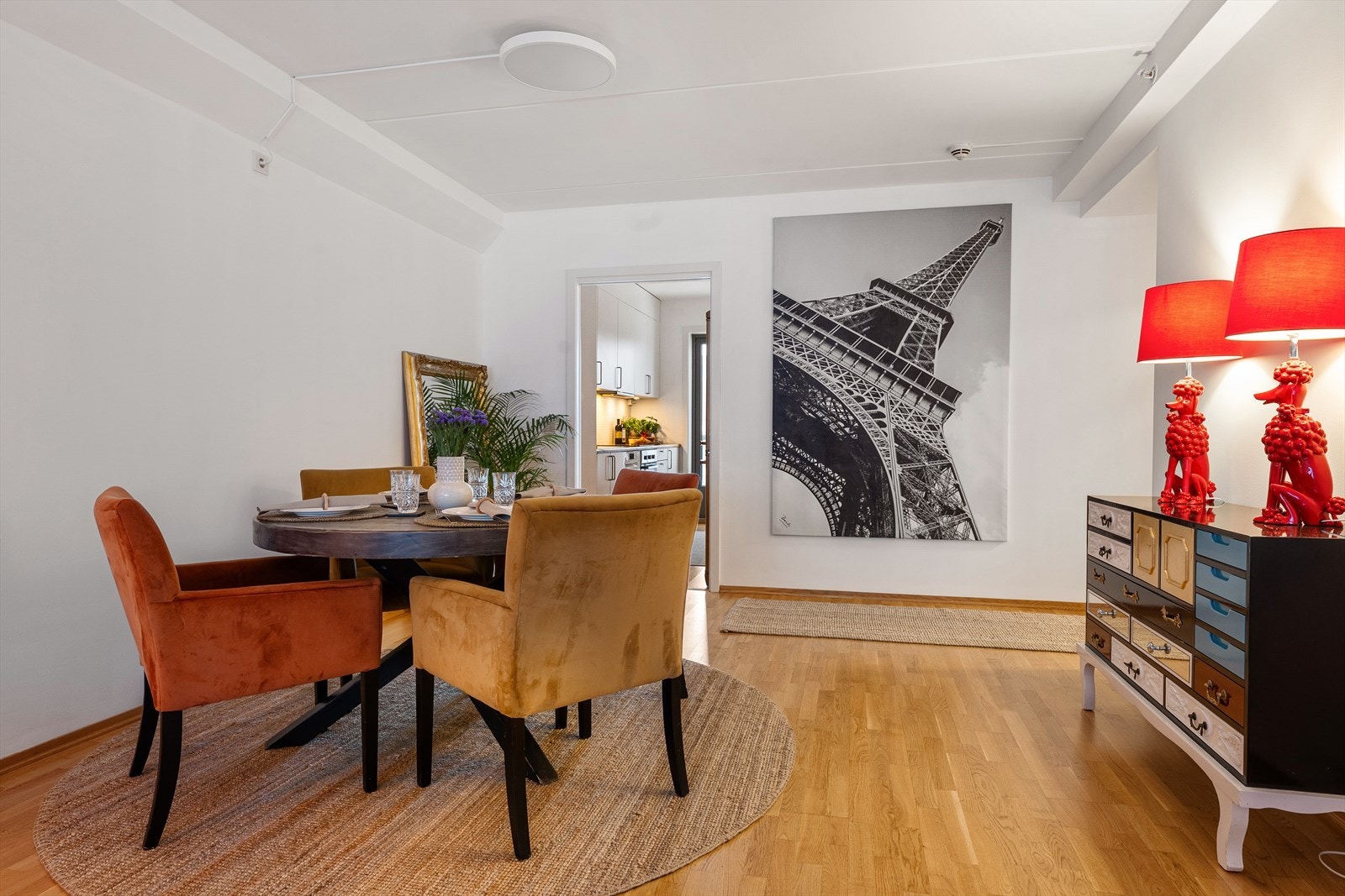 God plass til en romslig sittegruppe hvor mange gode middager kan nytes. Se alternativ planløsning. Galleribilde