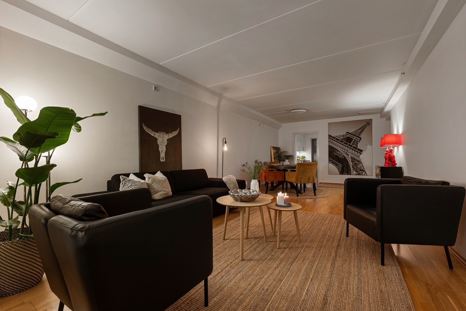 Stuen har en god og naturlig soneinndeling med plass til både sofaseksjon og stort spisebord. Galleribilde