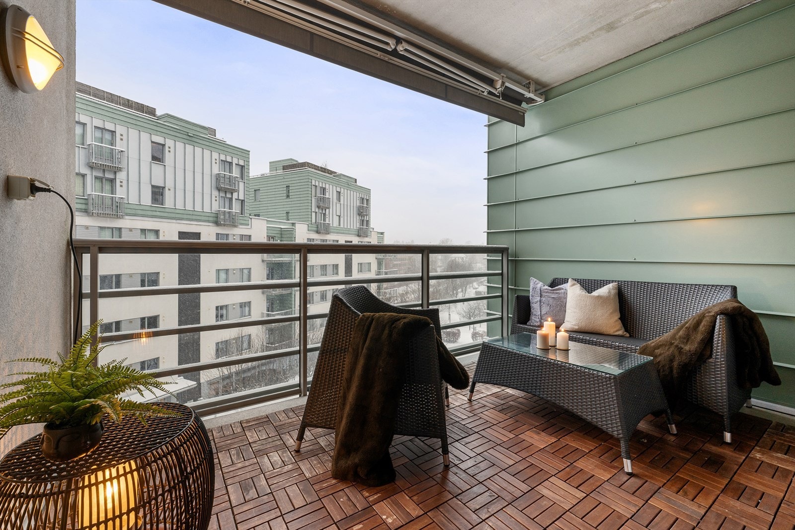 Her kan man nyte gode solforhold og hyggelig utsyn over fellesarealer og nærområdet. Balkongen er av god størrelse med plass til utemøbler, grill og beplantning. Galleribilde