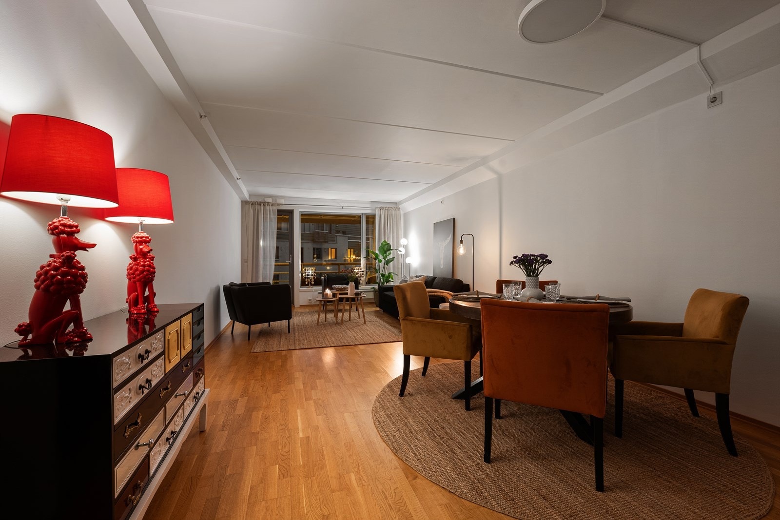 Svært romslig og lys stue med store vindusflater som sørger for rikelig med naturlig lys. Galleribilde