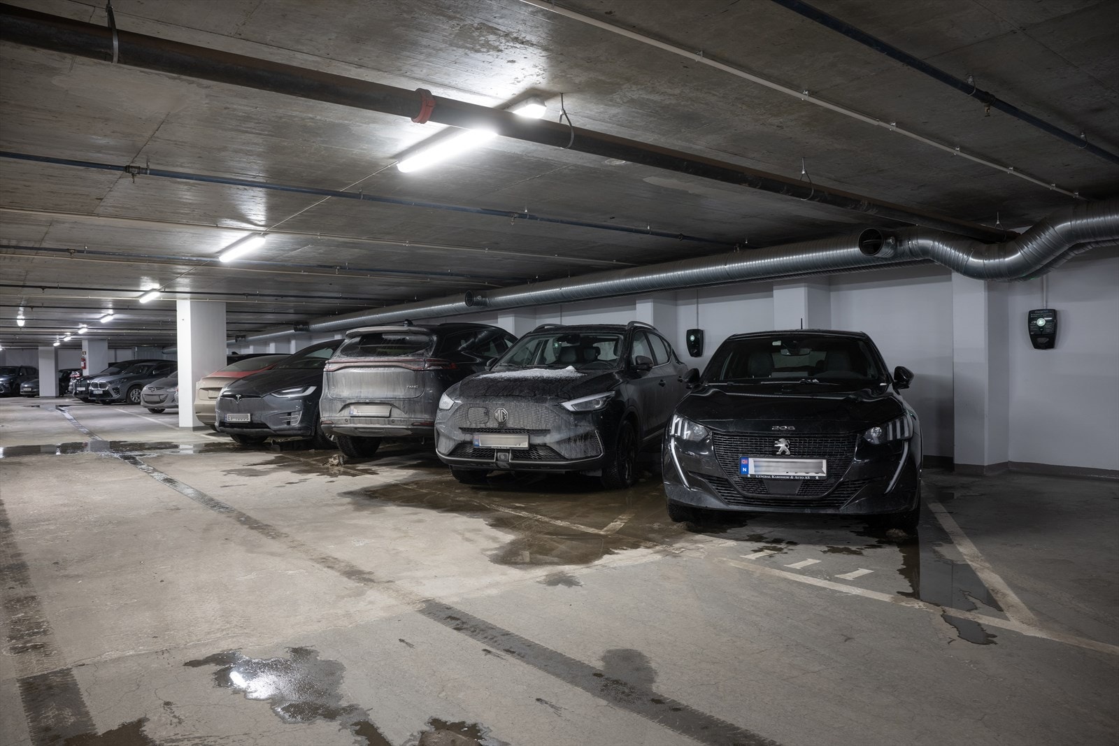 Stort parkeringsanlegg i kjelleretasjen med heisadkomst i bygget med tidvis mulighet for å leie/kjøpe parkeringsplass. Selger leier i dag en plass her. Galleribilde