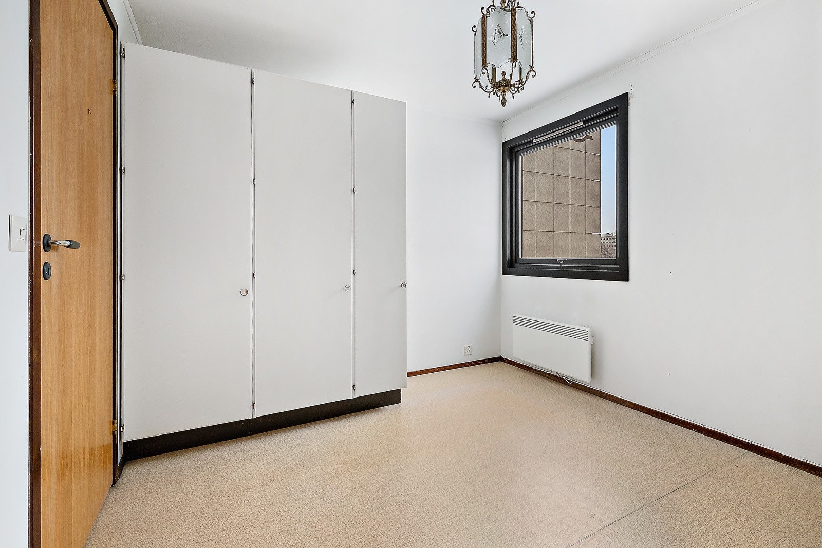 Boligens soverom er romslig av størrelse og det følger med et garderobeskap Galleribilde