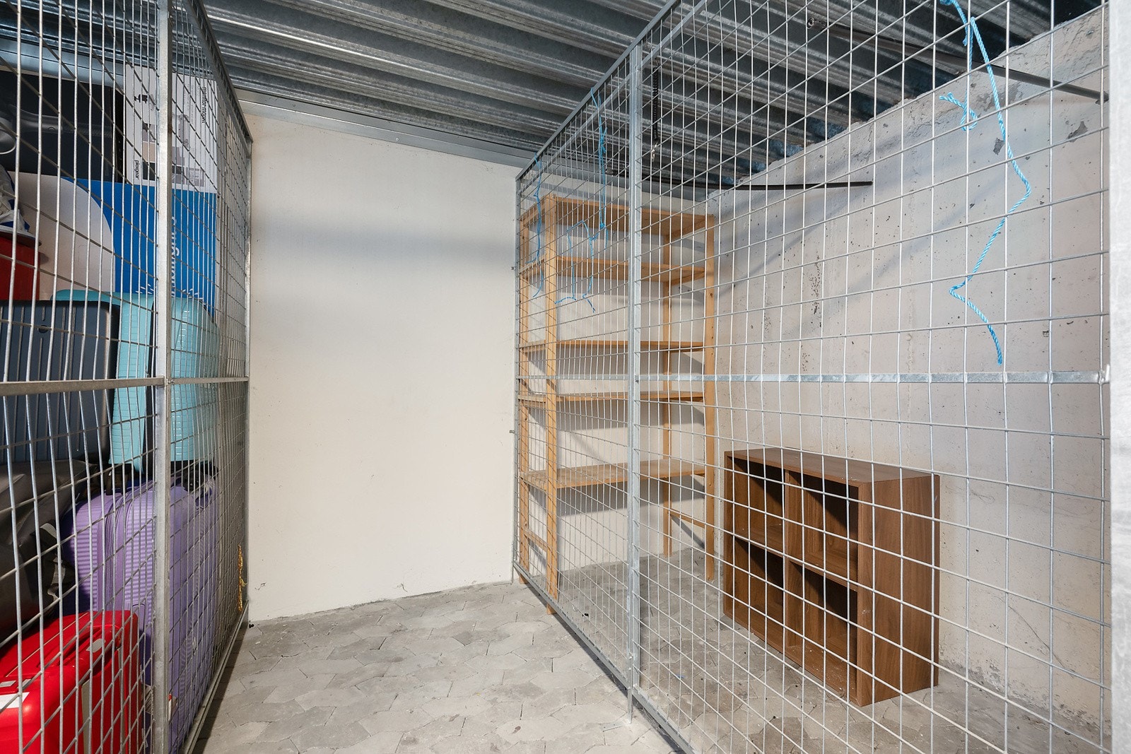 Stor og romslig bod i eget hus utenfor boligblokken Galleribilde