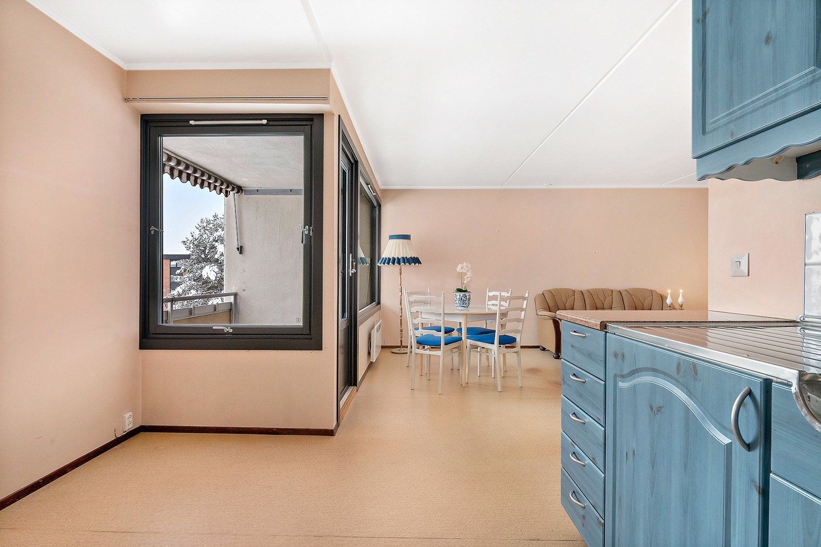 Kjøkkenet har vindu noe som gir godt med lysinnslipp og gjør rommet lyst og hyggelig Galleribilde