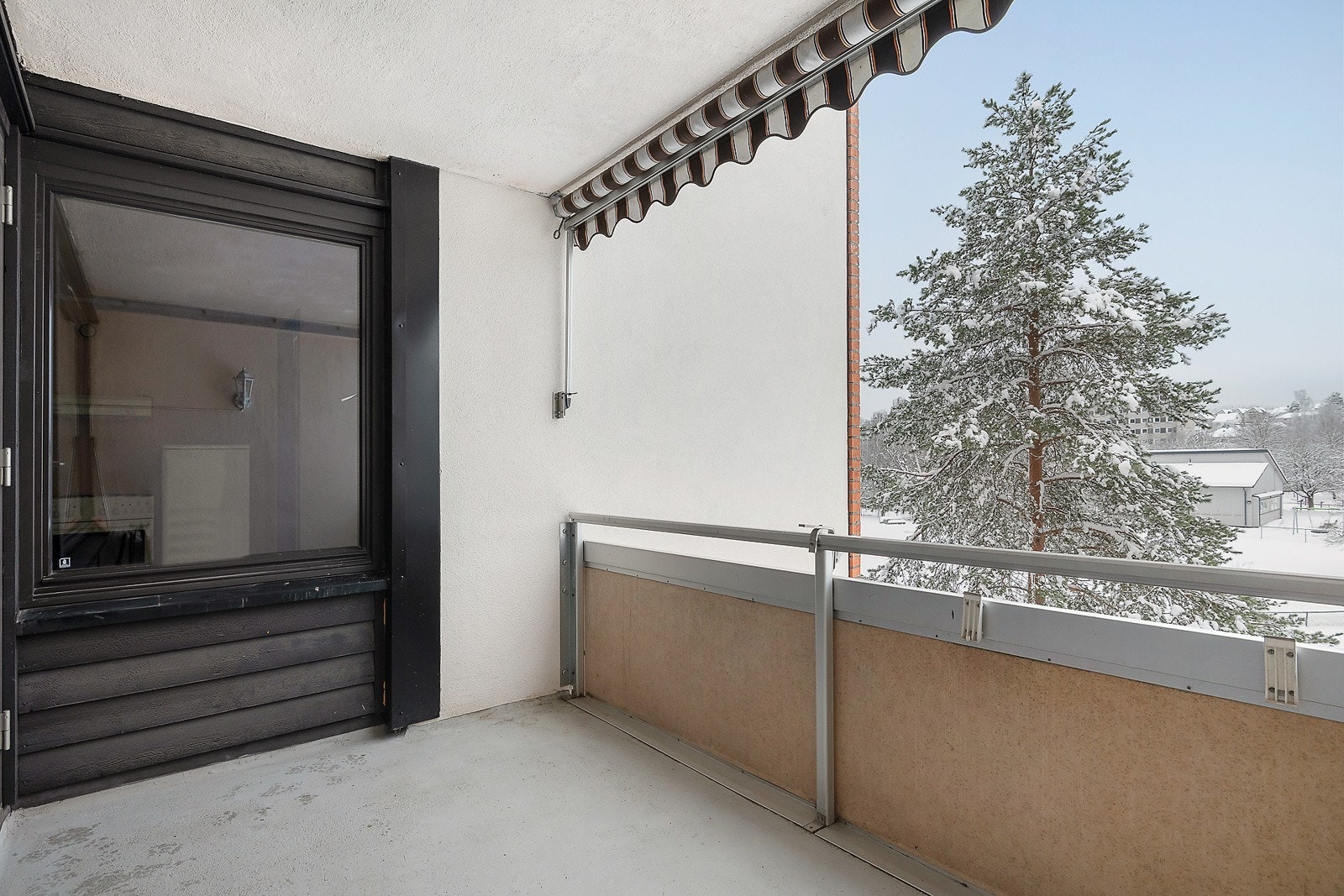 Fra stuen er det utgang til en sydvendt balkong på ca. 6,4 m² Galleribilde