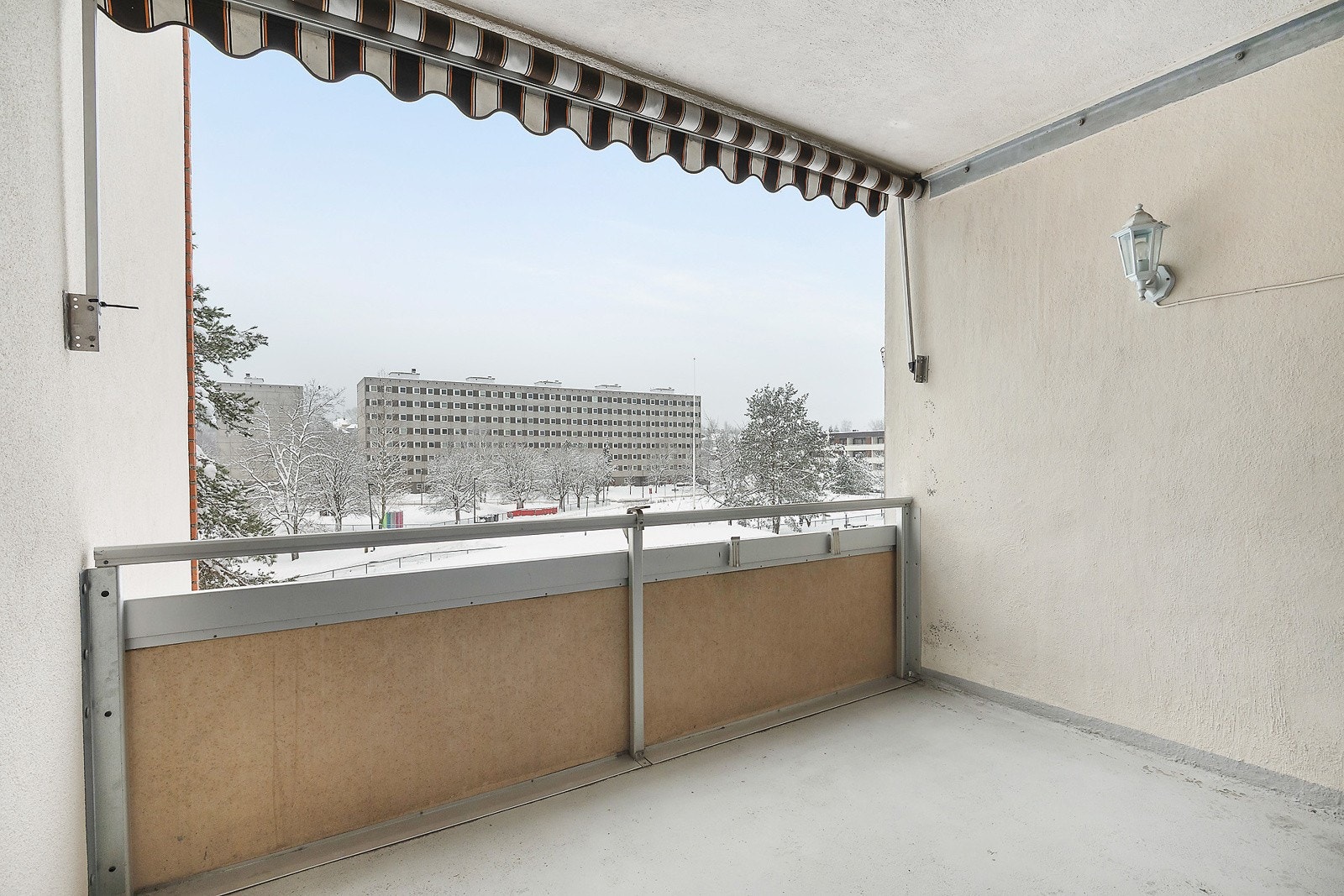 Balkongen har god plass til utemøbler og beplanting. Det er usjernet og flott utsyn mot borettslagets felles uteområde Galleribilde