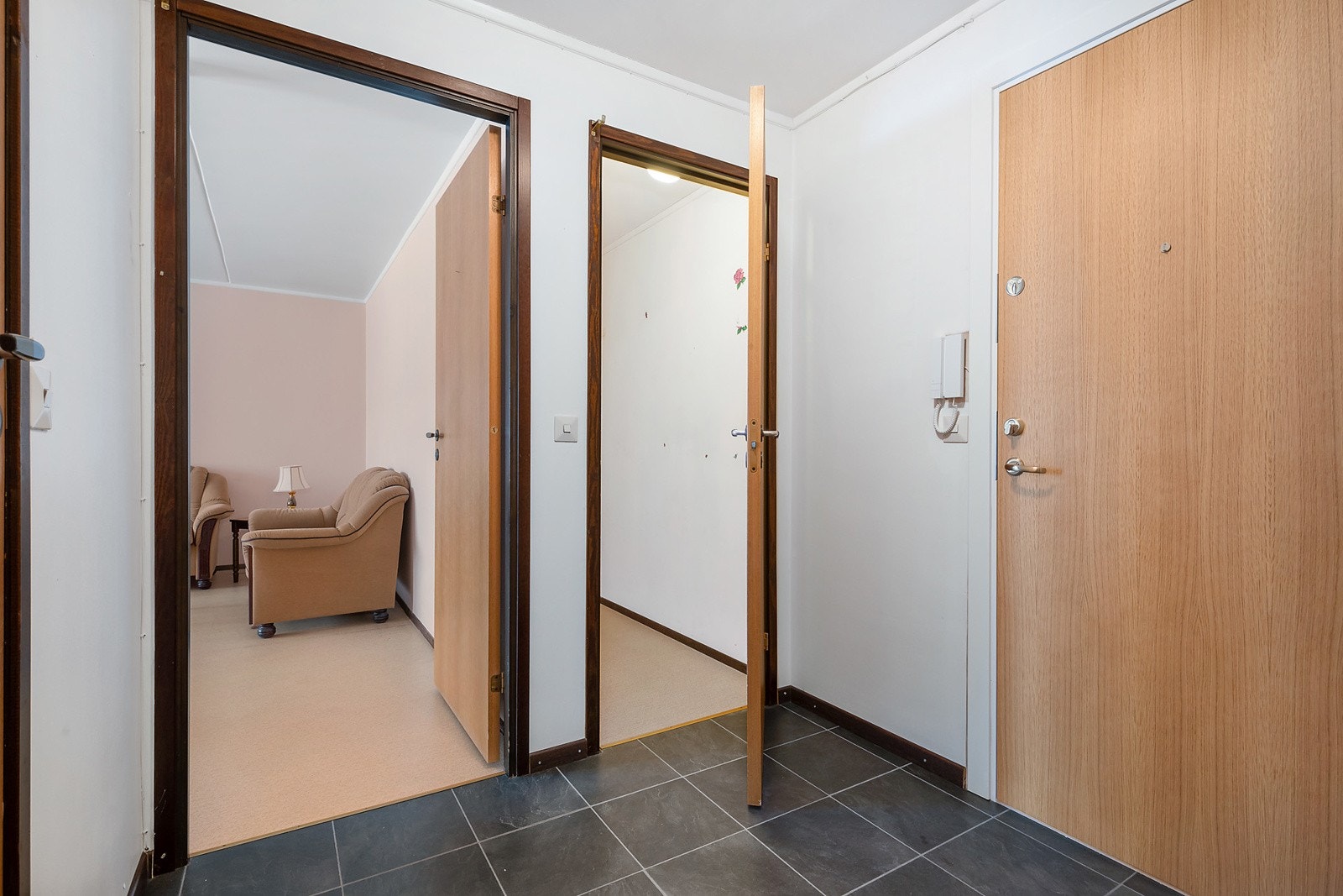 Entreen er romslig og det er godt med muligheter til å henge fra seg yttertøy og sette fra seg sko Galleribilde