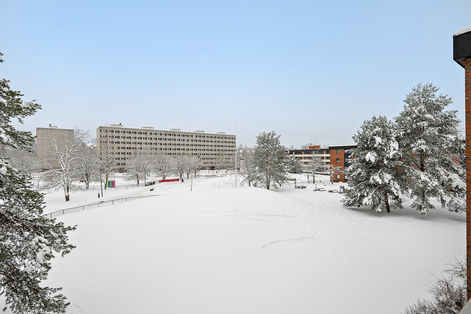 Utsikt fra balkongen over et usjernert og flott fellesområde Galleribilde
