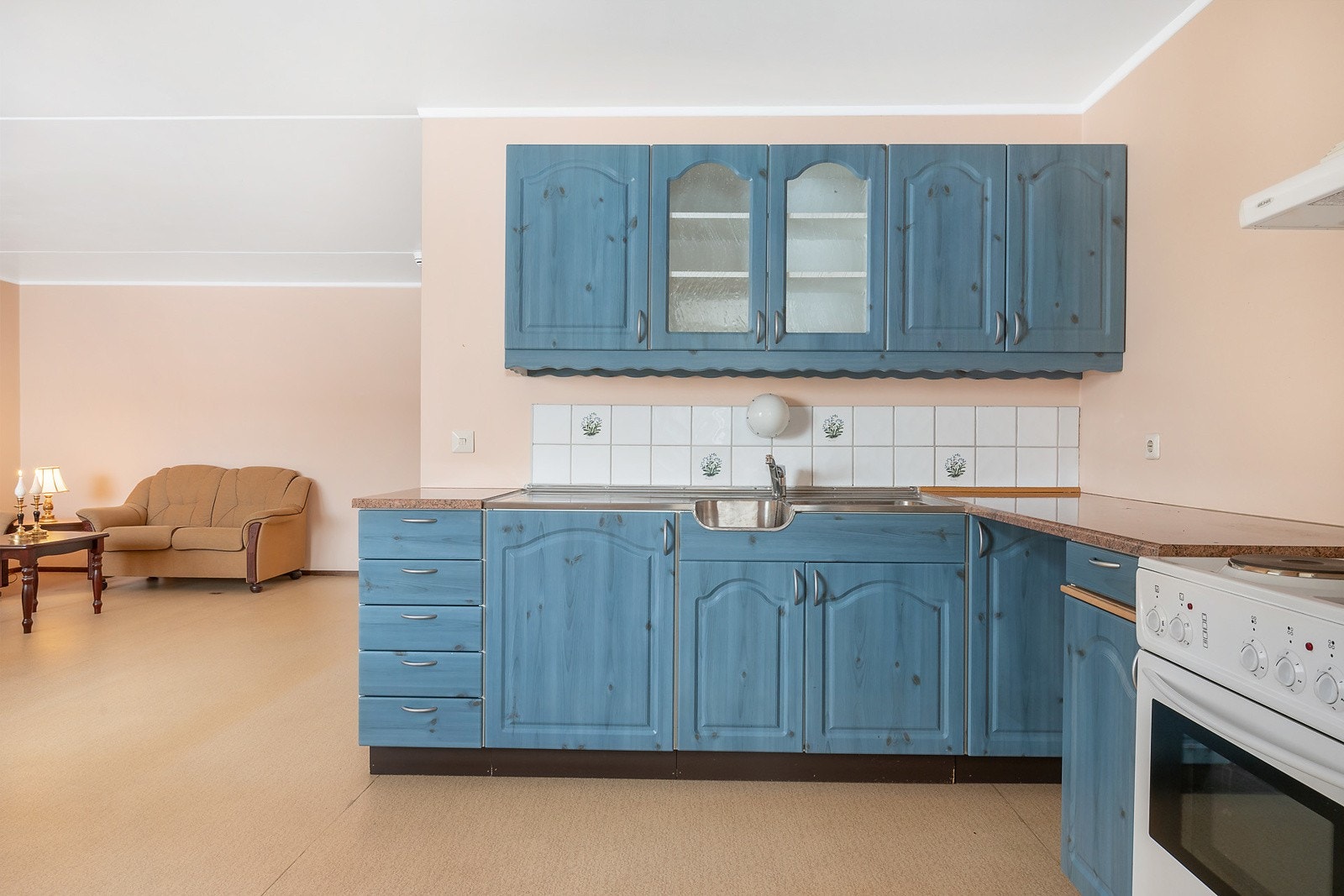 Kjøkkenet har delvis åpen løsning mot stuen noe som gjør rommet en åpent, luftig og sosialt Galleribilde