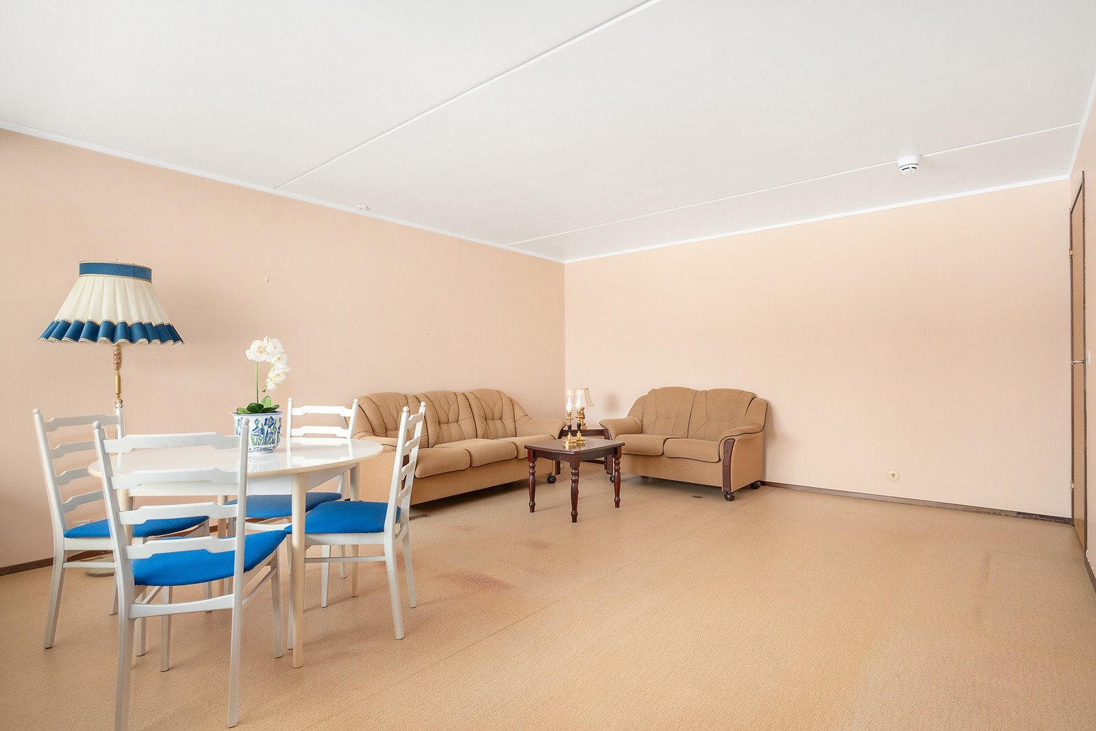 Stuen er romslig og møbleringsvennlig og det er god plass til både sittegruppe og spisebord samt øvrig møblement Galleribilde