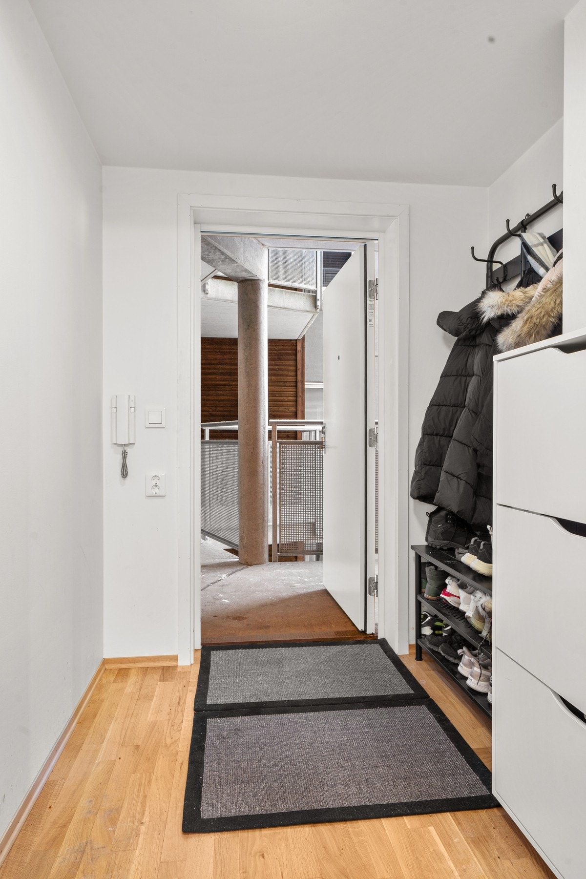 Innbydende entré med god plass til yttertøy og sko, samt praktisk adkomst videre inn i boligen. Galleribilde