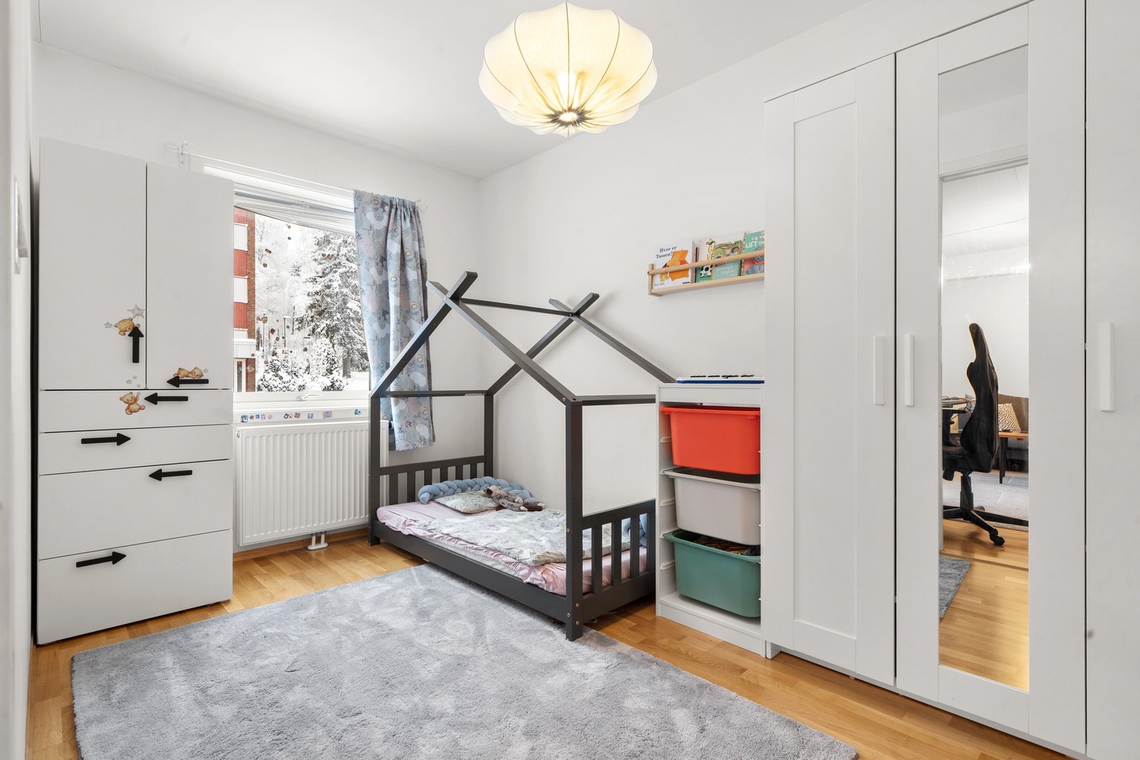 Lyst og trivelig barnerom med god gulvplass, praktiske oppbevaringsløsninger og fleksible møbleringsmuligheter. Galleribilde