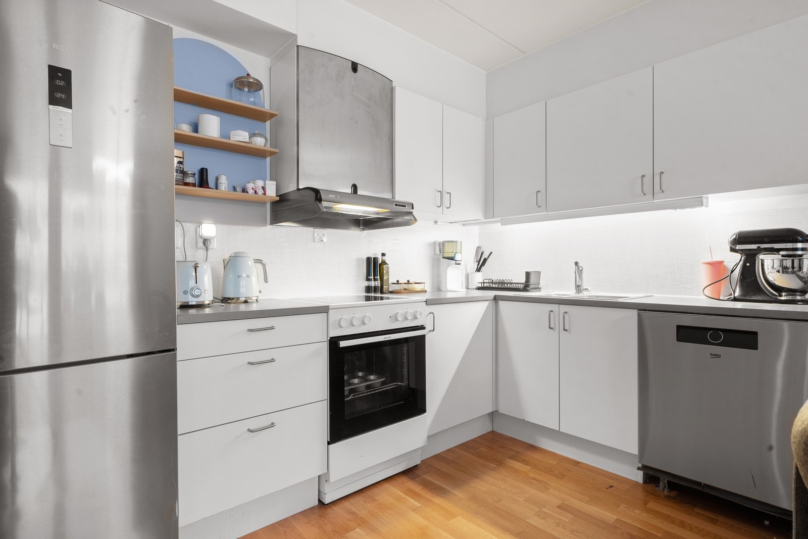 Praktisk og stilrent kjøkken utstyrt med ventilator over kokesone tilkoblet ventilasjonsanlegget, samt komfyrvakt. God benkeplass og gjennomtenkte løsninger gir et effektivt arbeidsområde. Galleribilde