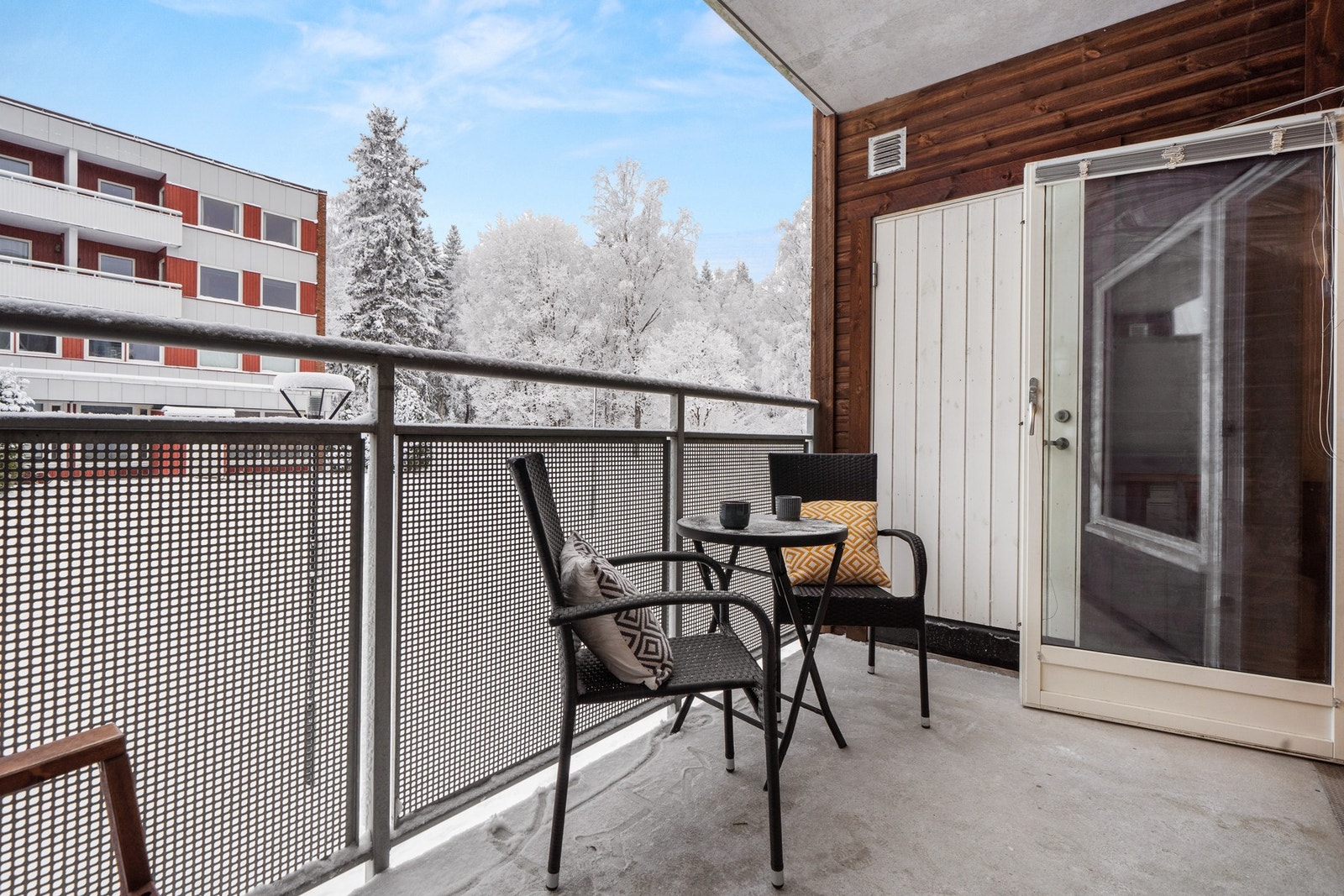 Balkong med adkomst fra stue, perfekt for rolige kaffestunder og avslapning. Galleribilde