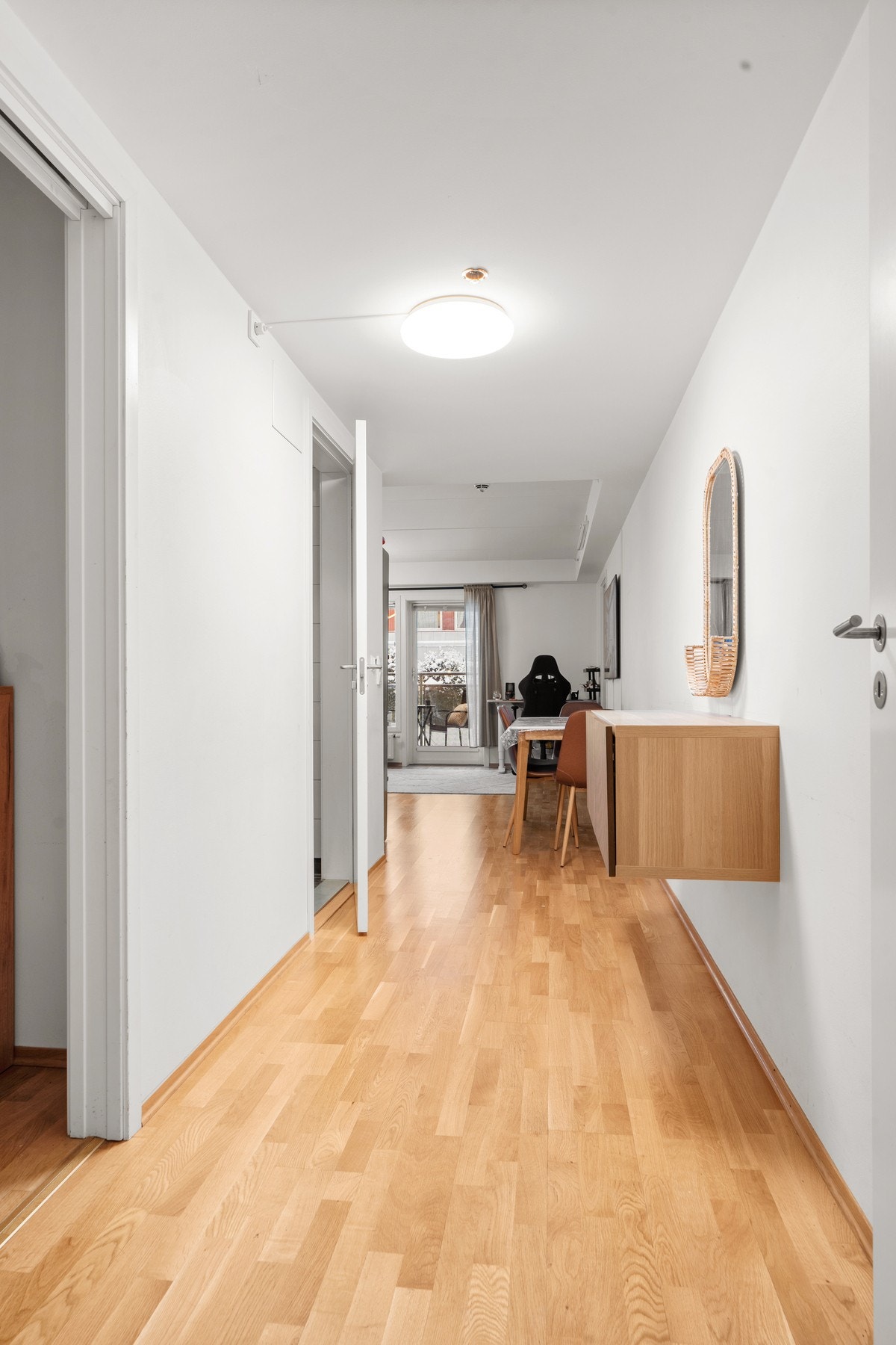 Romslig og lys entré/gang med god gjennomgang til stue og kjøkken, og plass til både oppbevaring og møblering. Galleribilde