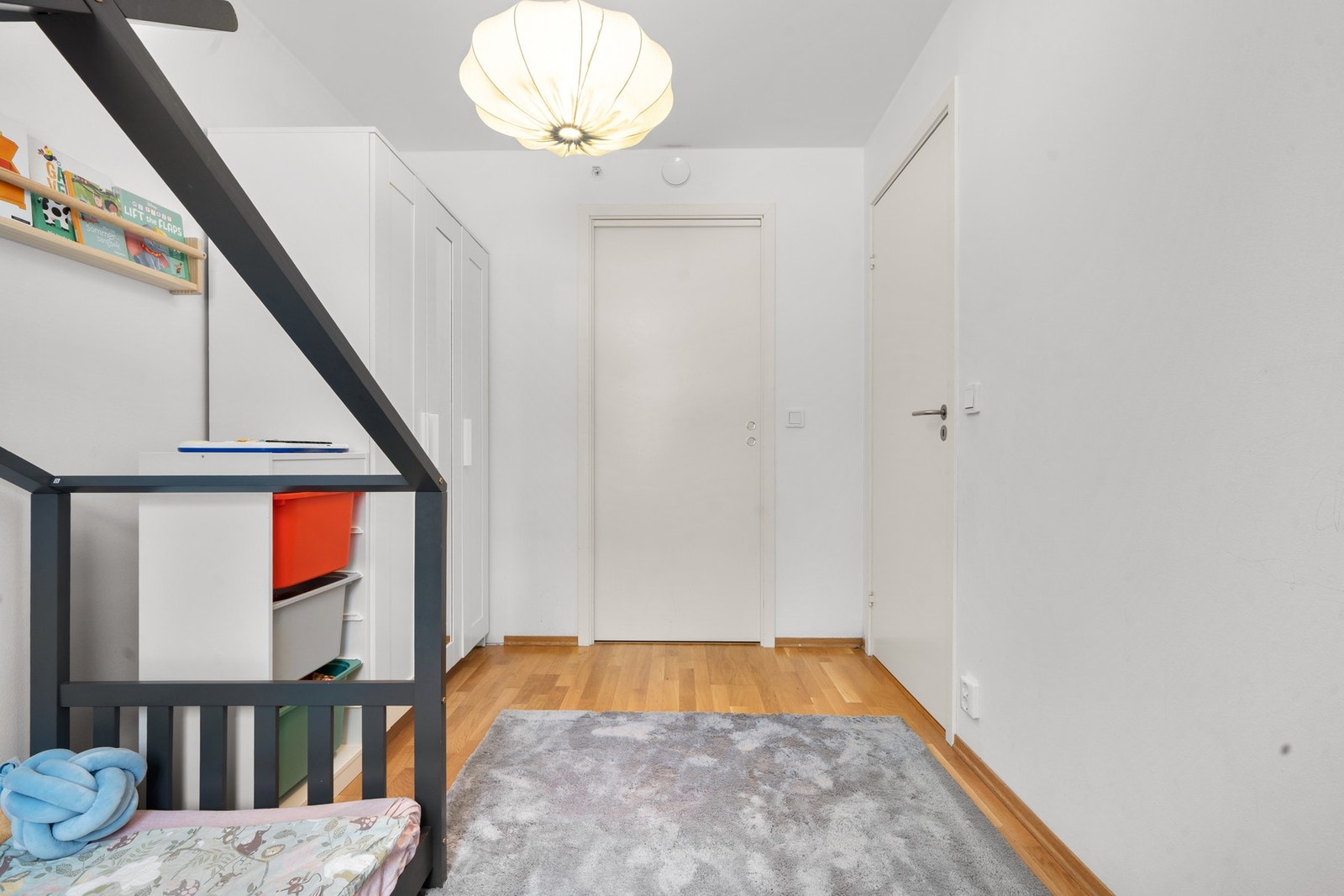 Innbydende rom som egner seg godt som barne- eller gjesterom, med naturlig lysinnslipp og plass til både seng og garderobeløsning. Galleribilde