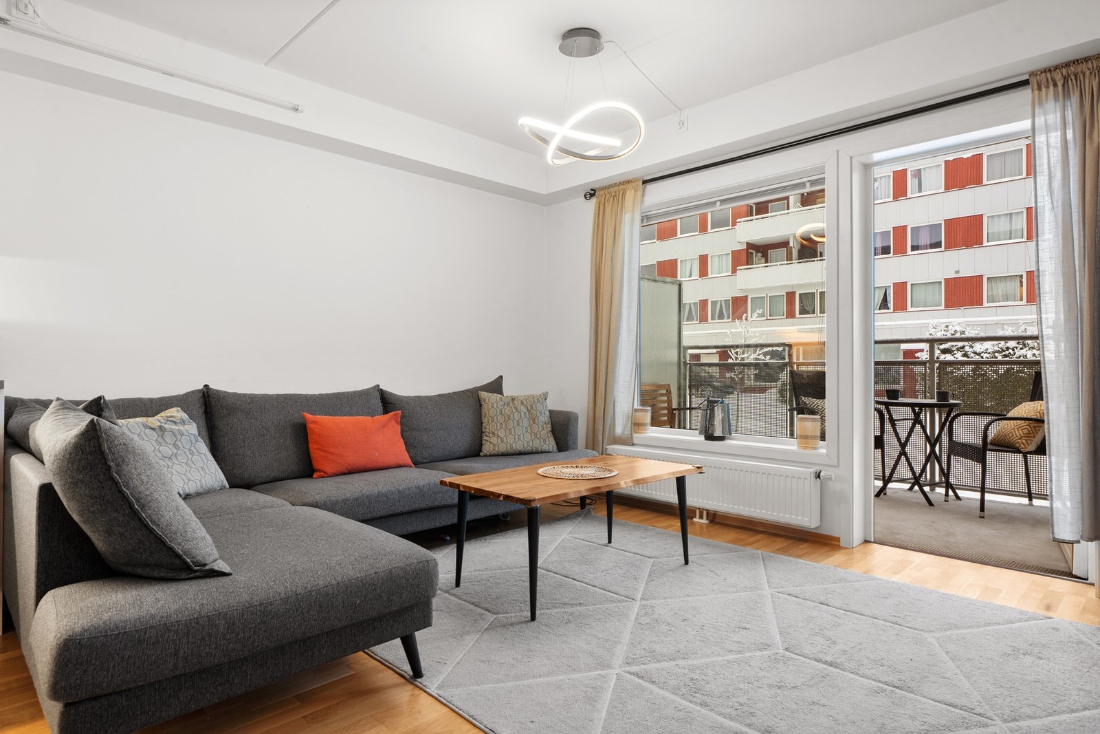 Houssam Ben Zrelli v/EIE eiendomsmegling har gleden av å presentere Harald Sohlbergs vei 1 (Foto: Oh Shots) Galleribilde