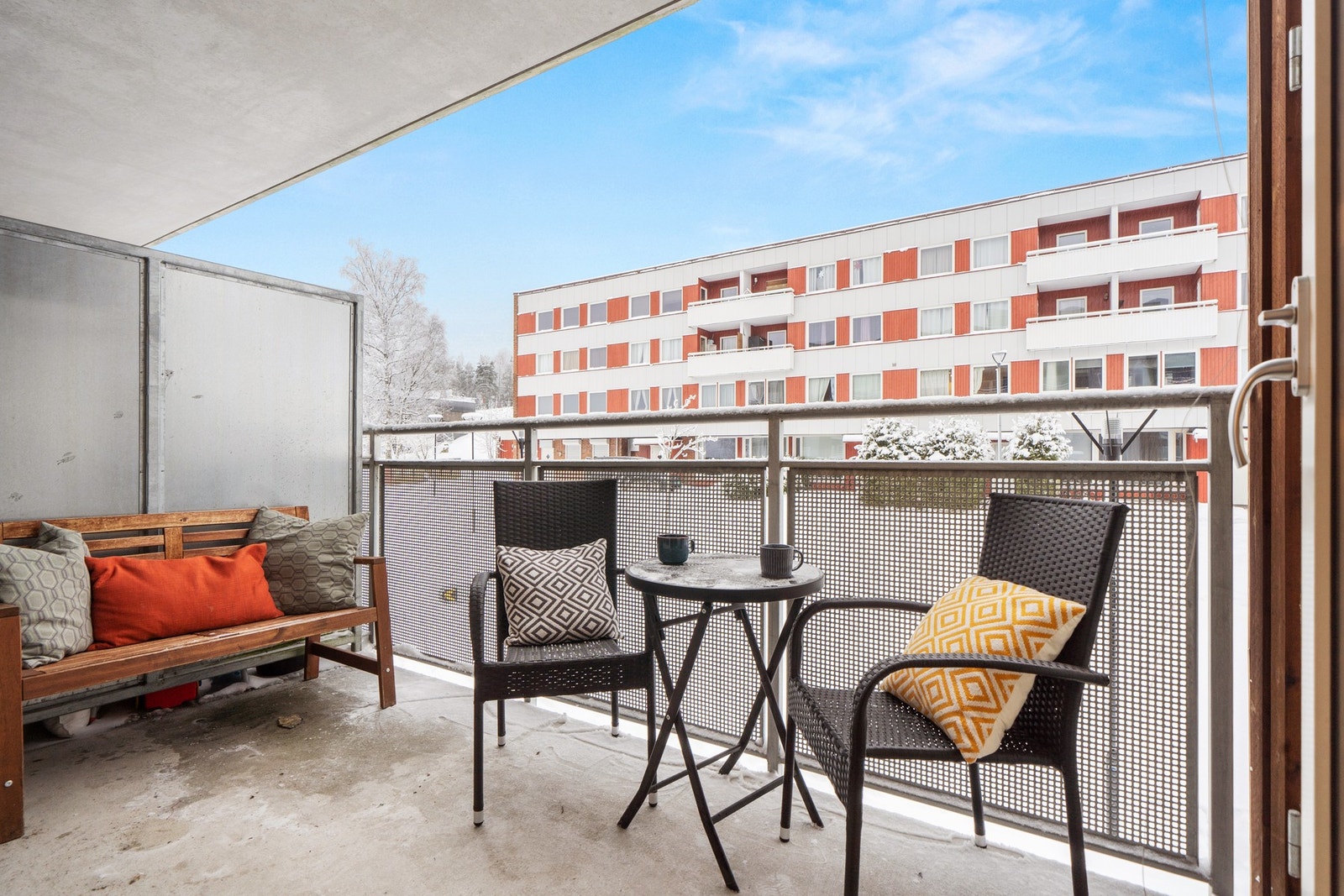 Balkong med plass til sittegruppe - et hyggelig uteområde som kan brukes store deler av året, med utsyn mot nærområdet. Galleribilde