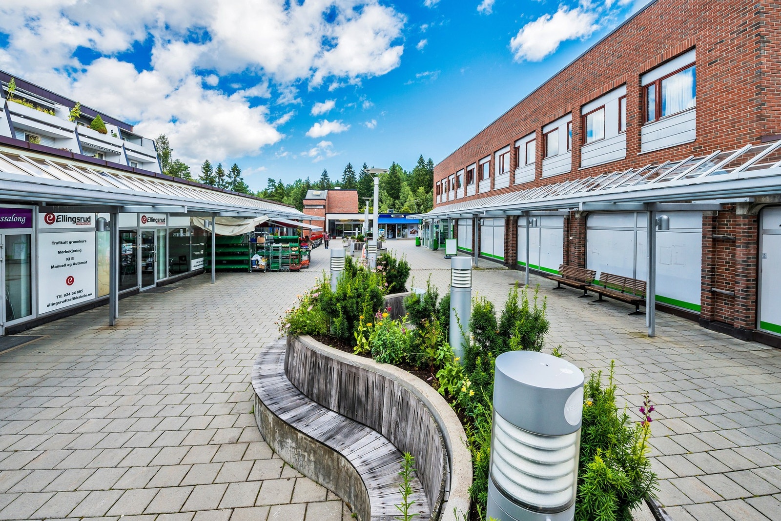 Dagligvarebutikk rett utenfor bygget ( Ca 50 meter). Galleribilde