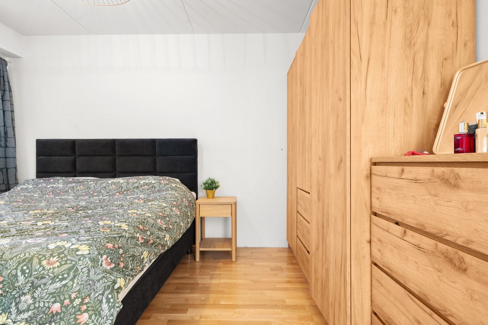 Soverom med praktiske oppbevaringsløsninger og garderobeskap som gir ryddige og funksjonelle omgivelser. Galleribilde