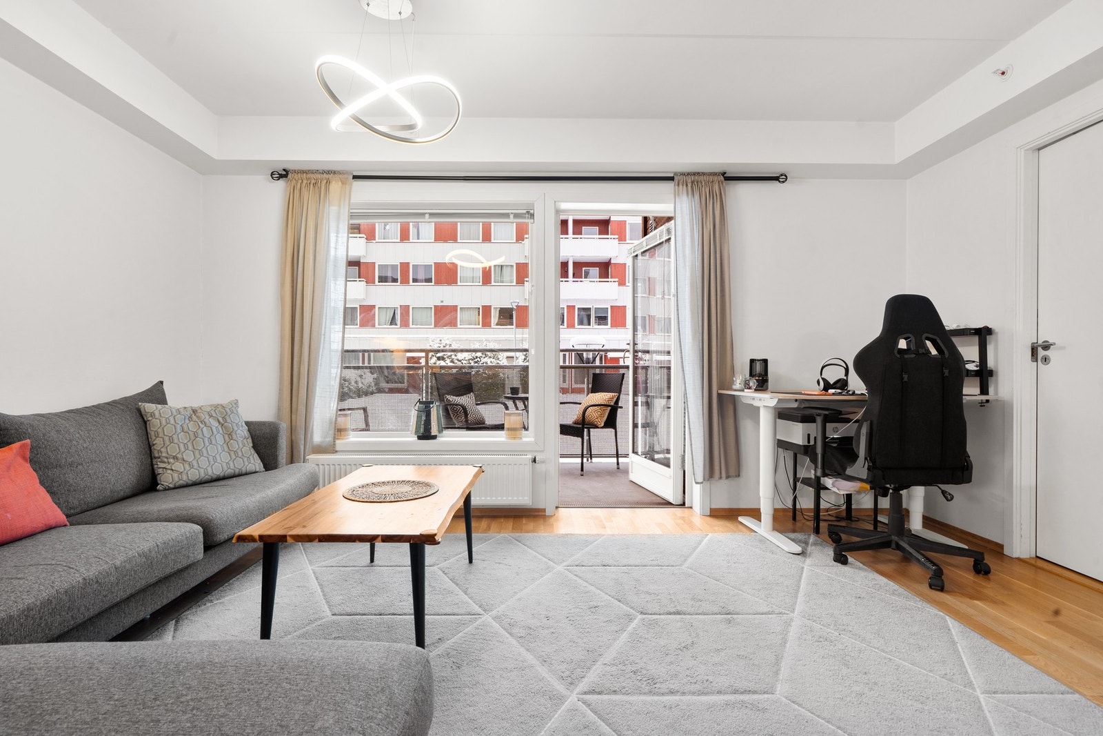 Stuen byr på en åpen og luftig planløsning med gode innredningsmuligheter. Galleribilde