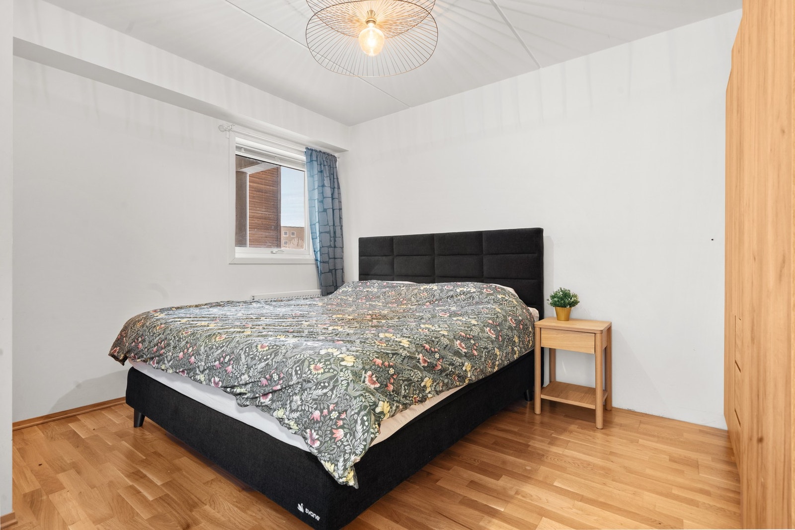 Lyst og innbydende soverom med god plass til dobbeltseng, rolige fargetoner og naturlig lysinnslipp. Galleribilde