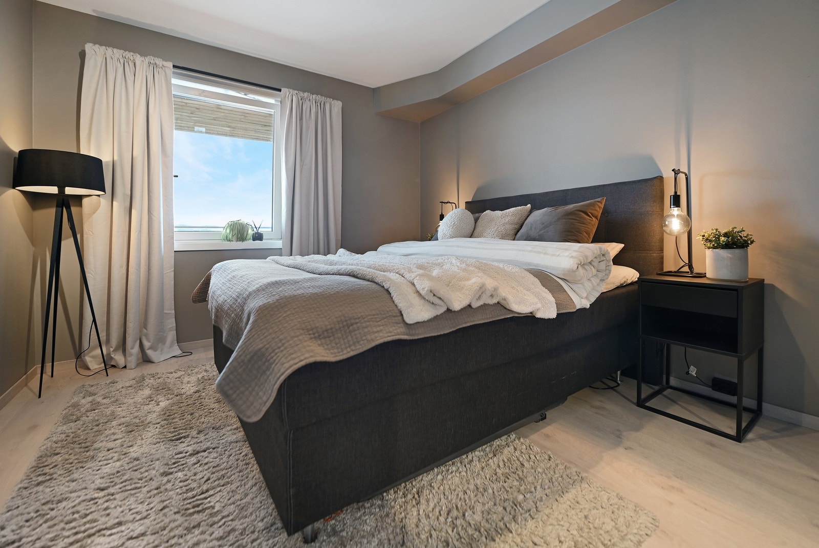 Leiligheten har et romslig soverom med god plass til dobbeltseng og annet møblement. Galleribilde