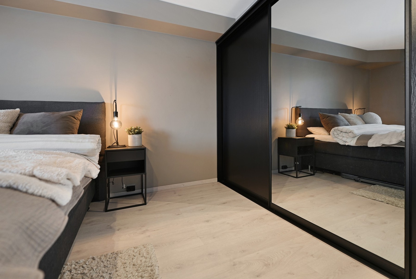 Det er skyvedørsgarderobe med plass til det du trenger av klær, vesker og sko. Galleribilde