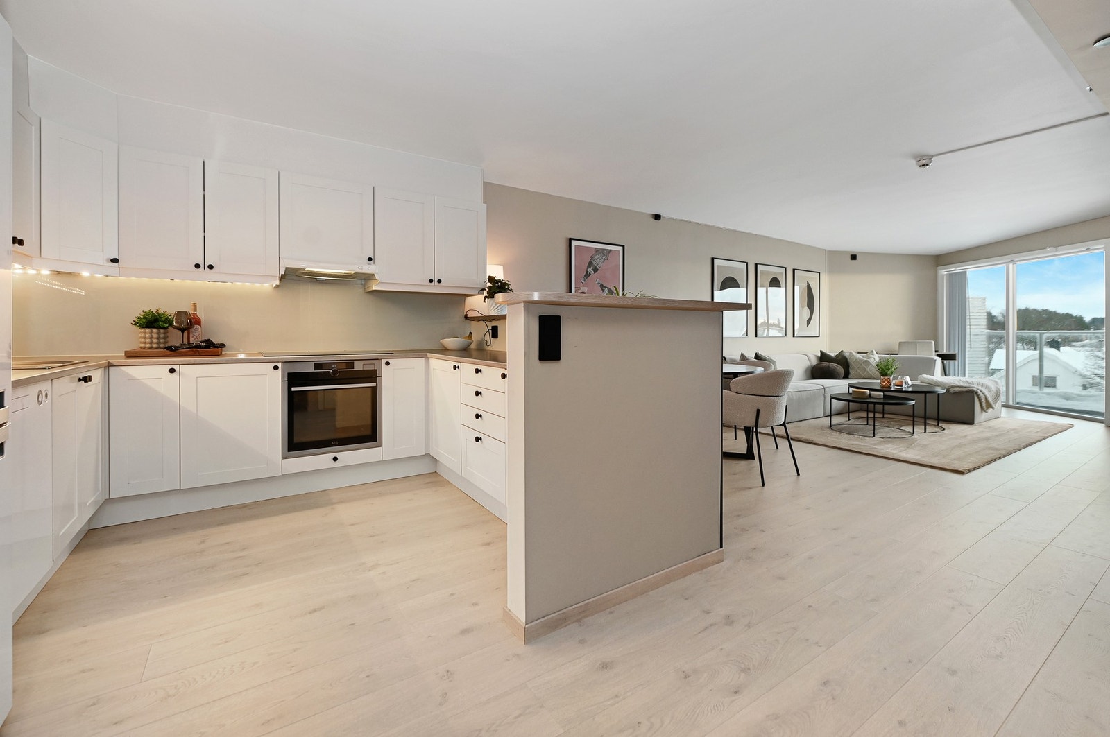 Det flotte kjøkkenet er gjennomtenkt innredet og tilpasset boligen. Her har du et arbeidsvennlig kjøkken med gode løsninger og fin plassutnyttelse. Galleribilde