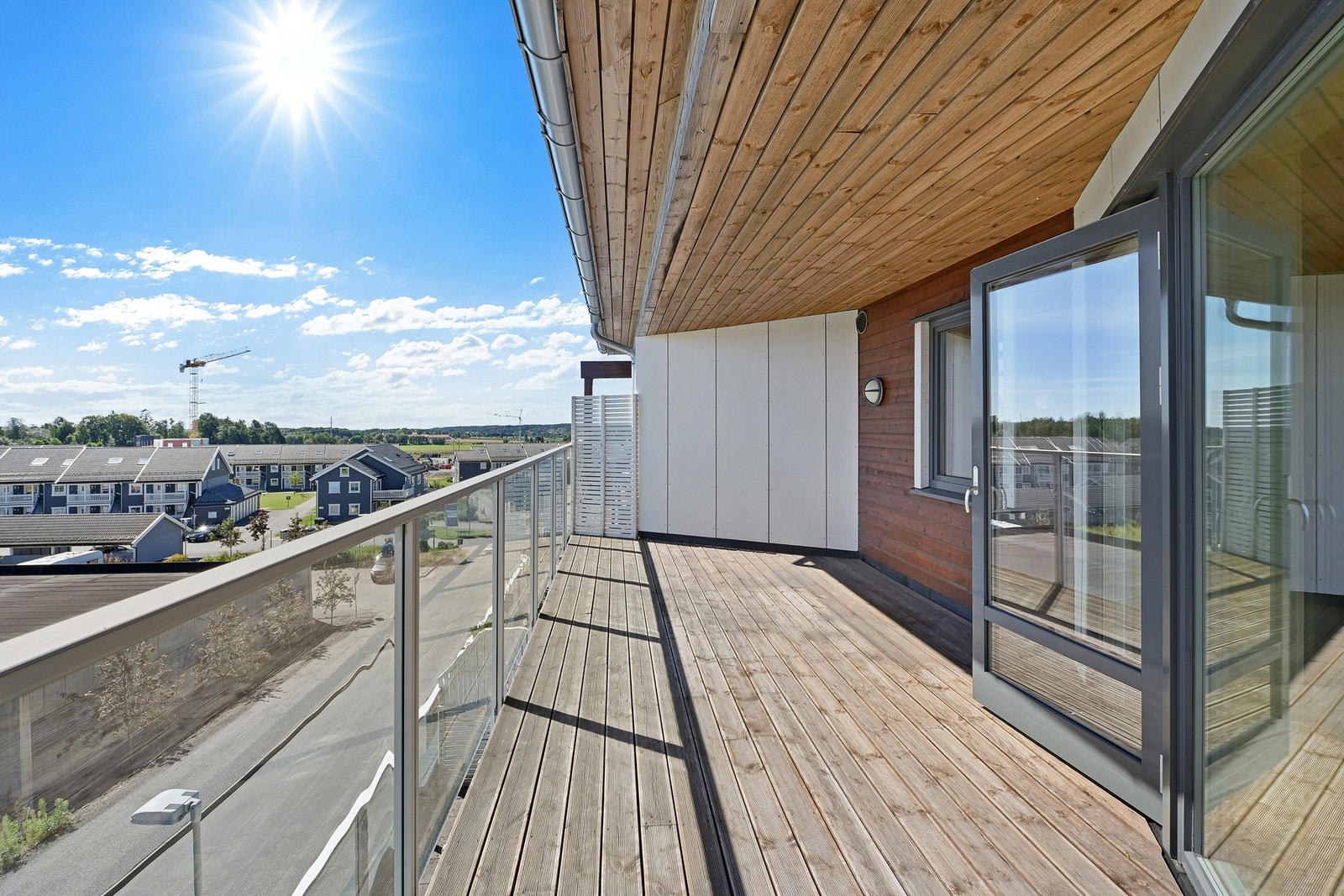 Fra stuen er det utgang til veranda med takoverbygg på 15 m². Store deler av sommerhalvåret står døren oppe og verandaen blir som et ekstra rom. Galleribilde