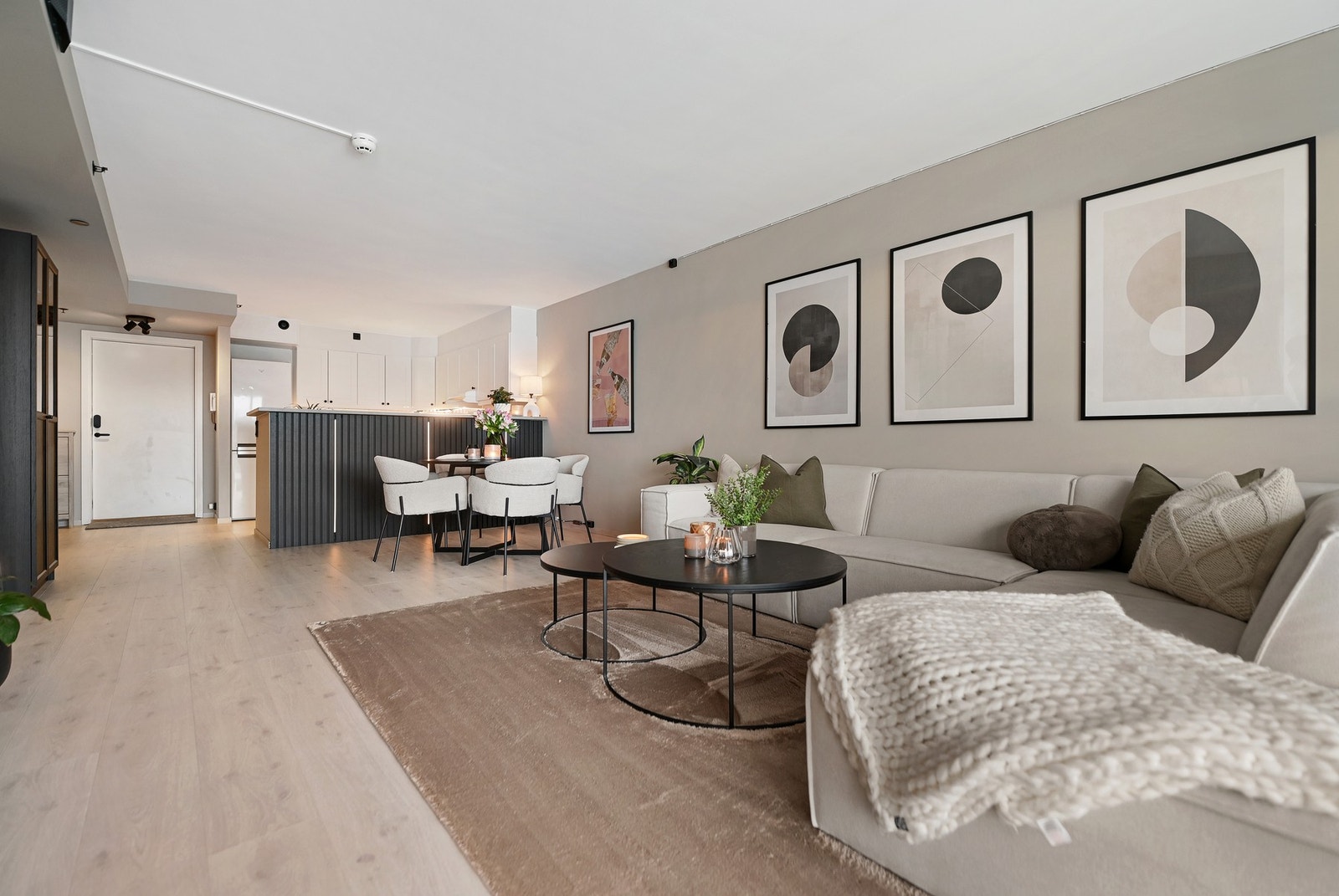 Leiligheten er oppført i 2015, og er overflateoppusset i 2024/2025. Galleribilde