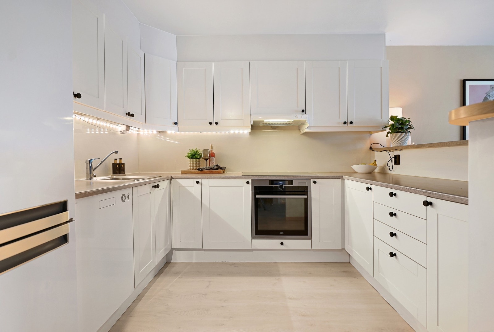 Innredningen er fra Sigdal og har hvite profilerte fronter med rikelig skap- og benkeplass. Galleribilde