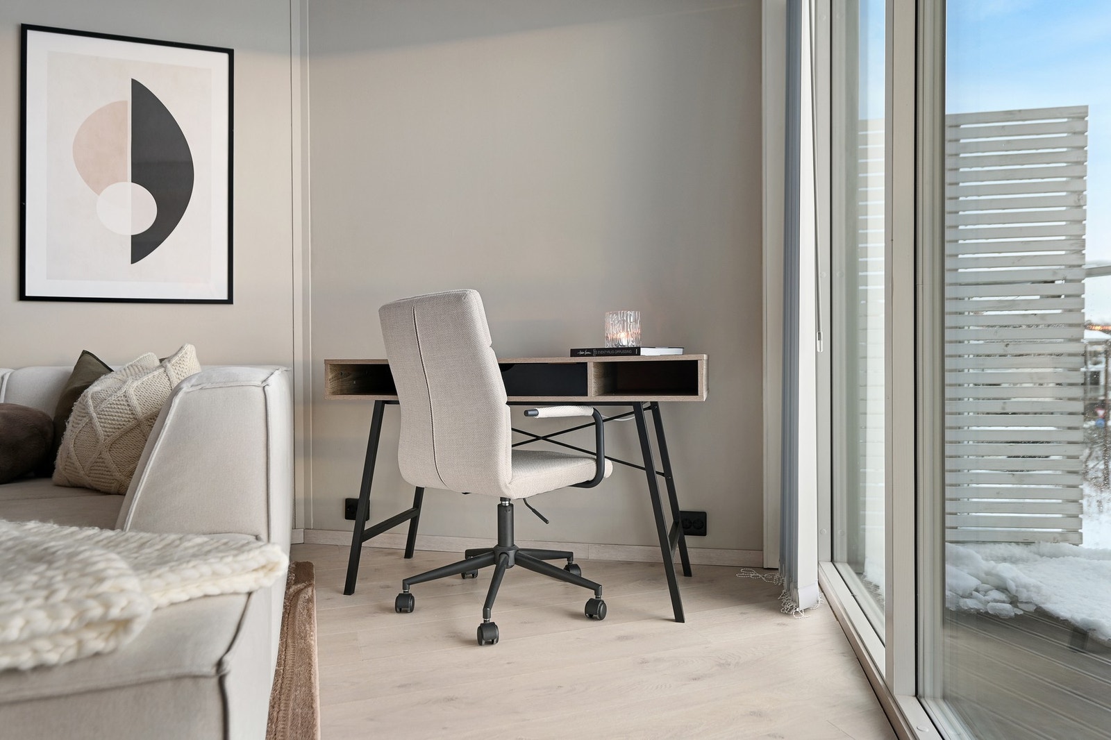 Det er innredet kontorkrok innerst i stuen. Galleribilde