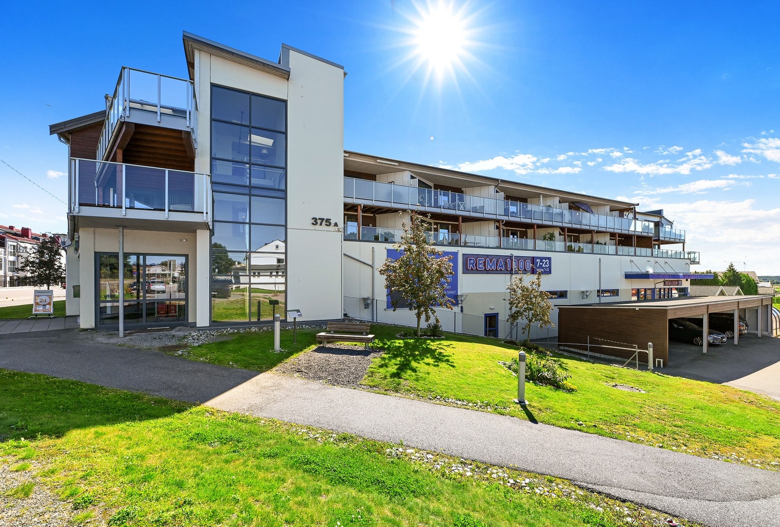 Det er både dagligvare butikk og apotek i samme bygg som byr på enklere hverdag. Galleribilde