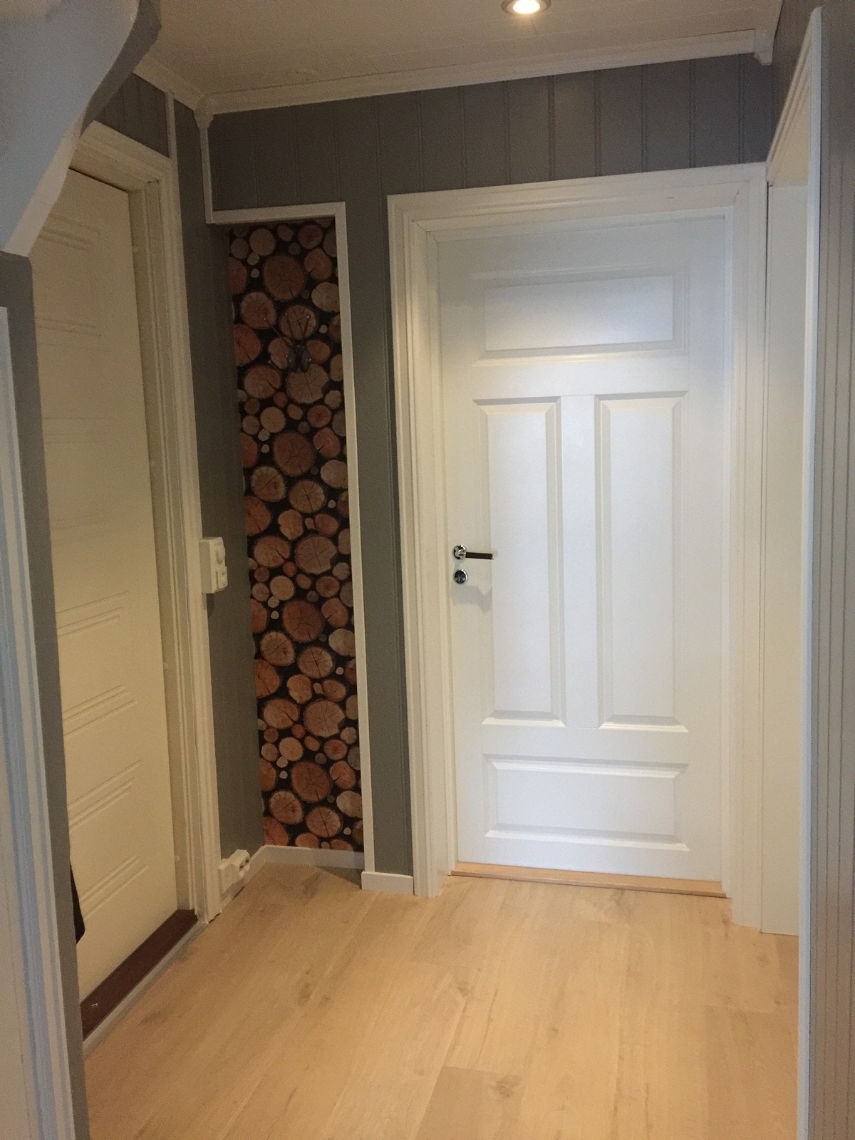 Gang som fører til boligens to soverom, samt videre inn til kjøkken. Galleribilde