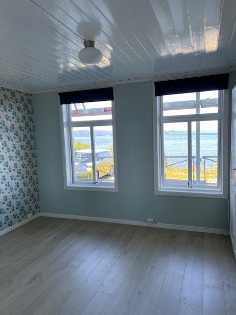 Det største soverommet har også nydelig utsikt, samt inngang til eget bad. Galleribilde