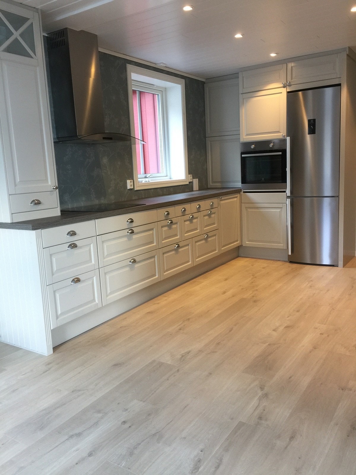 Stort kjøkken med mye skap og benkeplass. Galleribilde