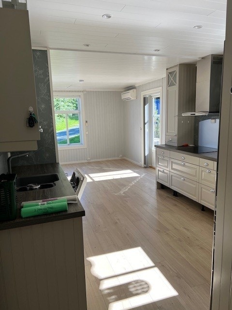 Leiligheten har en god planløsning, og nyter lysinnslipp fra flere store vindusflater rundt boligen. Galleribilde