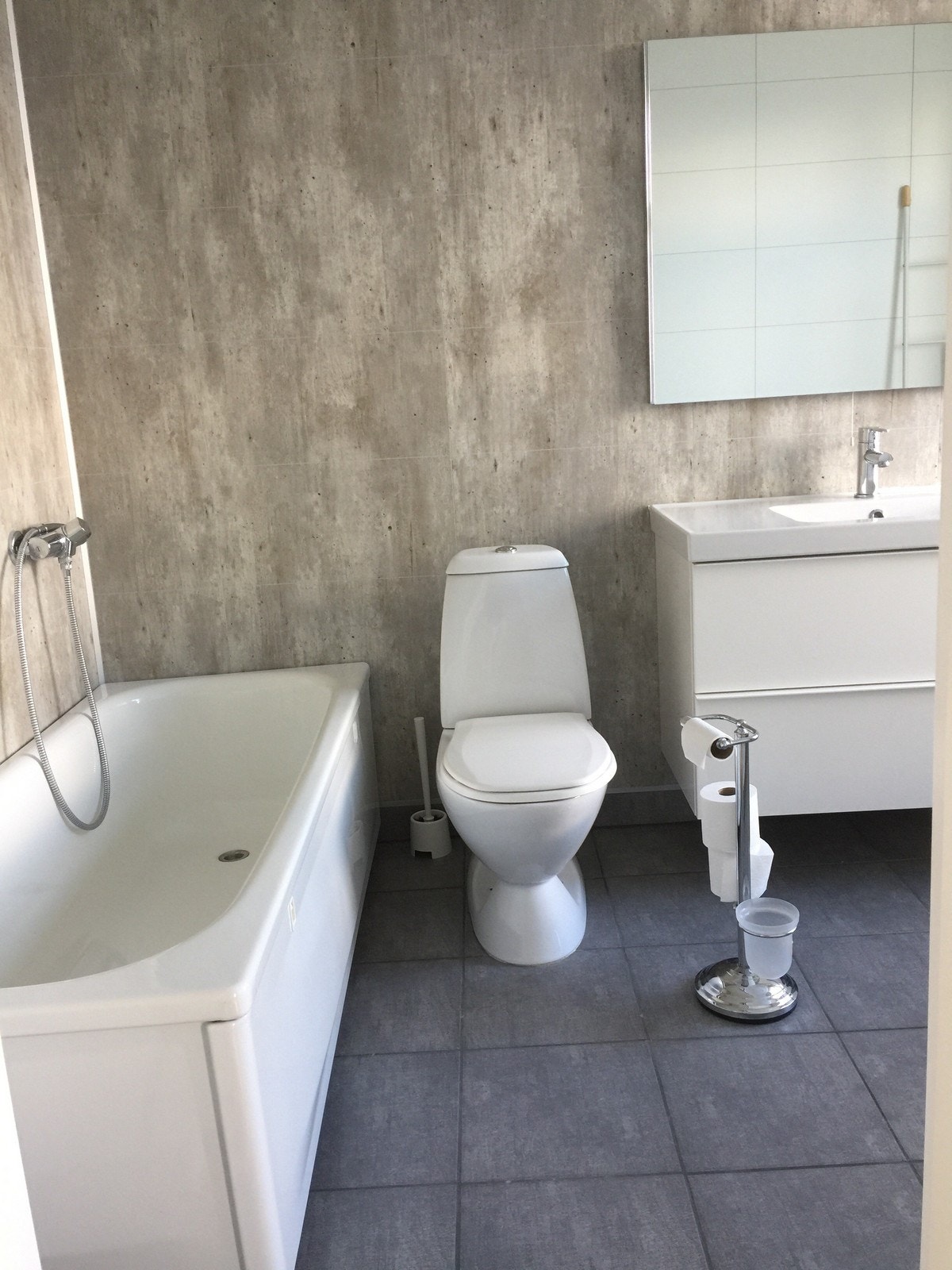 Fra stuen er det inngang til ett av de to badene. Dette badet er innredet med badekar. Galleribilde