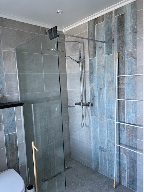 Badet har dusjsone med regnfallsdusj. Galleribilde