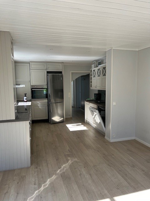 Det er god plass til stort spisebord ved kjøkkenet, som gjør det til et sosialt allrom. Galleribilde