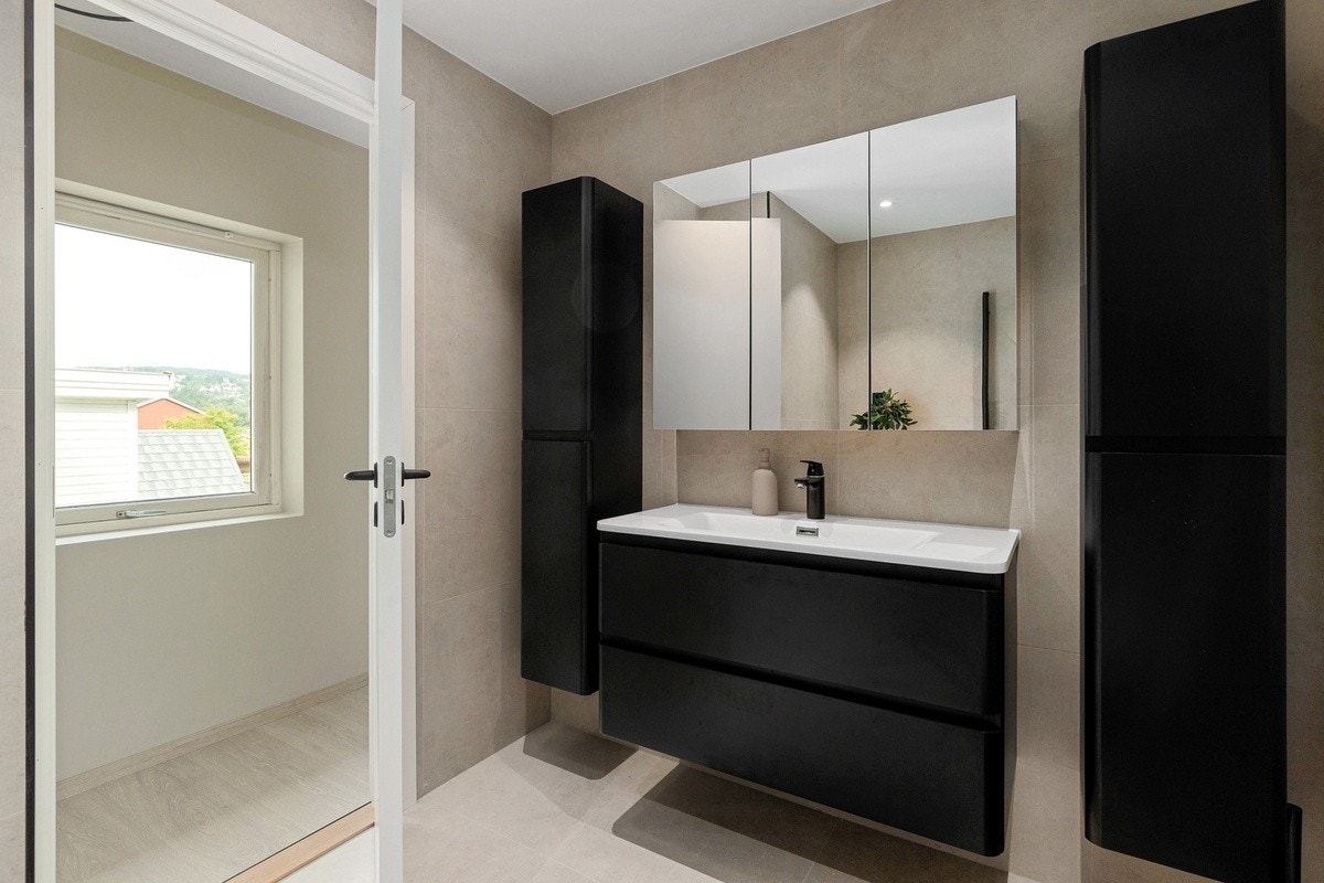 Totalrenovert baderom med høy standard. Store flis, dimbare spotter i tak, varme i gulv. Vaskemaskin. Innfellbare dusgvegger i glass. Galleribilde