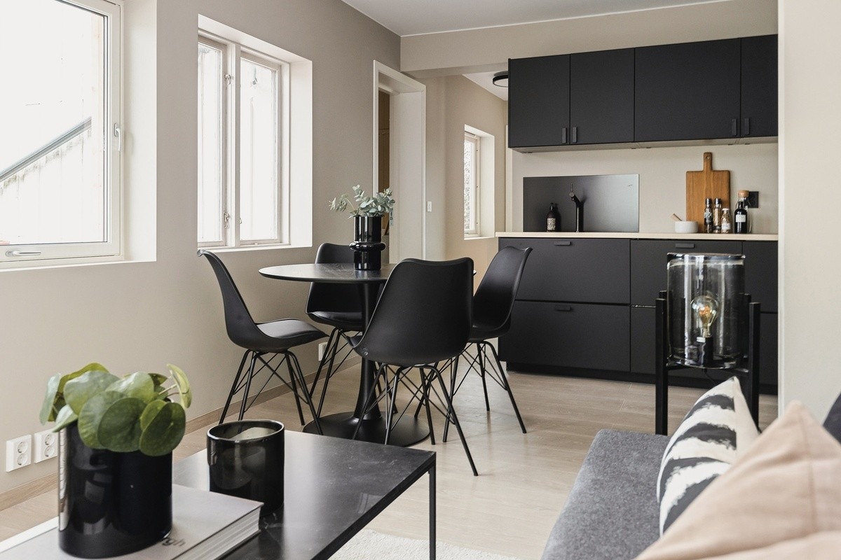 Leiligheten ble pusset opp i 2022/2023. Leiligheten har god takhøyde og store vinduer som gir mye lysinnslipp. Sofa, sofabord og spisebord med stoler medfølger. Galleribilde